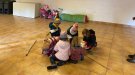 Famílies amb els seus infants gaudeixen d’un matí per l’entorn de Santa Perpètua