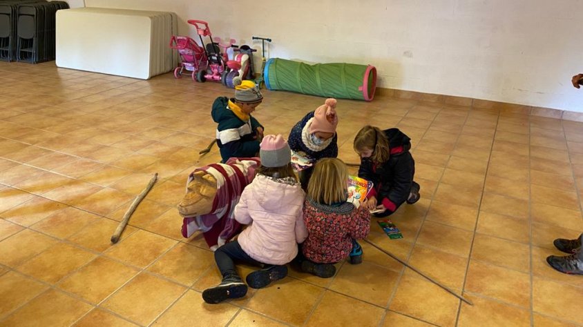 Famílies amb els seus infants gaudeixen d’un matí per l’entorn de Santa Perpètua