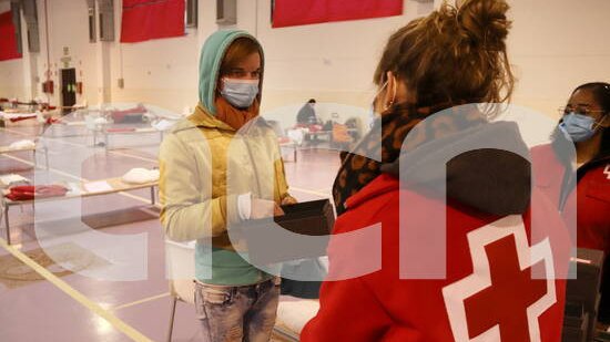 Un projecte de Creu Roja Tarragona promou que les àvies facin roba per als sensesostre