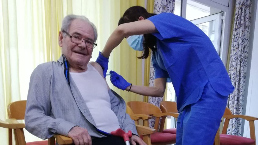 Treballadors i usuaris de la Residència Montblanc reben la segona dosi de la vacuna