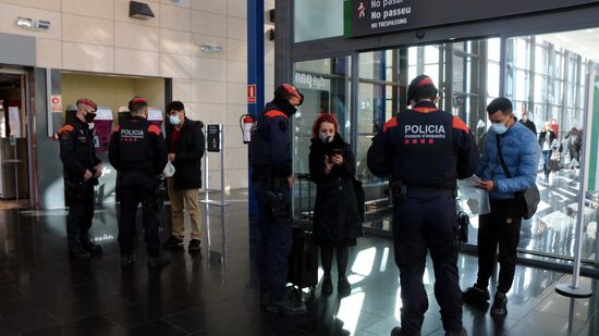 Els Mossos reforcen els controls de mobilitat a l'estació de l'AVE del Camp de Tarragona
