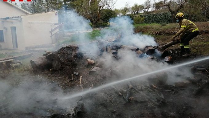 Els Bombers treballen en un foc a l'Espluga de Francolí