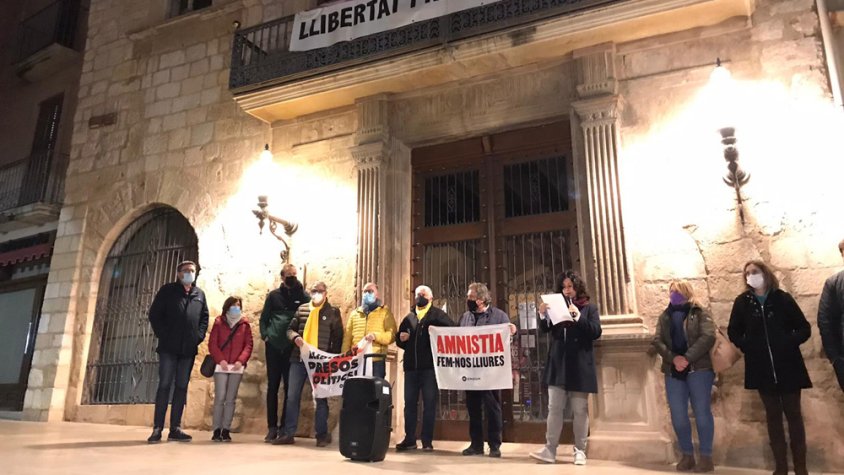 Nombroses persones omplen la plaça Major de Montblanc 