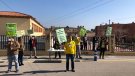 Concentració davant l'Institut Martí l'Humà per una educació segura i de qualitat