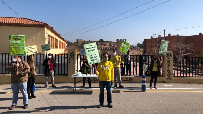 Concentració davant l'Institut Martí l'Humà per una educació segura i de qualitat