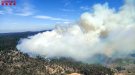 Una trentena de dotacions de Bombers continuen refredant l’incendi forestal a la Conca de Barberà