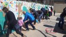 Quaranta famílies de Sarral participen en un projecte d’art urbà que reivindica els valors del 8M
