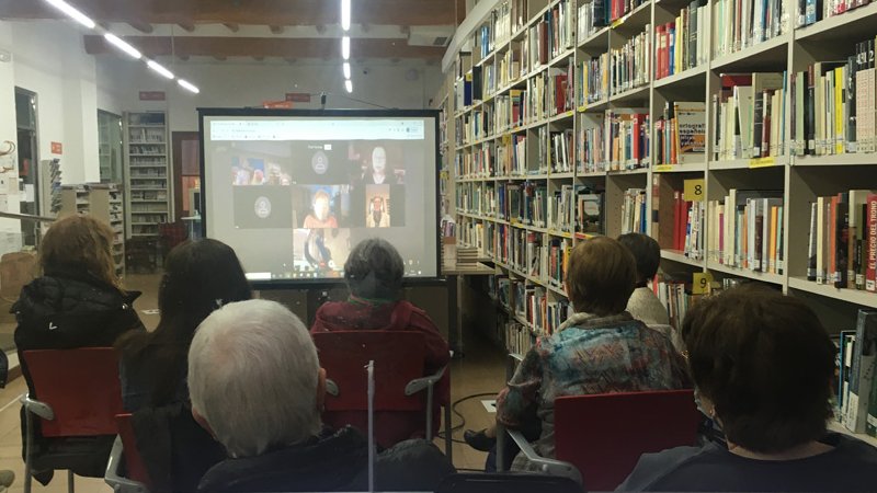 El club de lectura de la Biblioteca Mossèn Ramon Muntanyola gaudeix d’una tertúlia virtual amb l’escriptora Care Santos