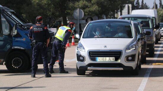 Control de mobilitat que han fet els Mossos a l'àrea de servei del Baix Ebre, a l'AP-7. Imatge del 31 de març del 2021