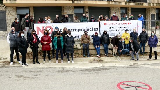 Membres de la Xarxa Segarrenca per la Sobirania Energètica que han participat al primer acte de mobilització contra els parcs eòlics que hi ha projectats a la zona que s'ha fet a Rubinat, aquest 10 d'abril