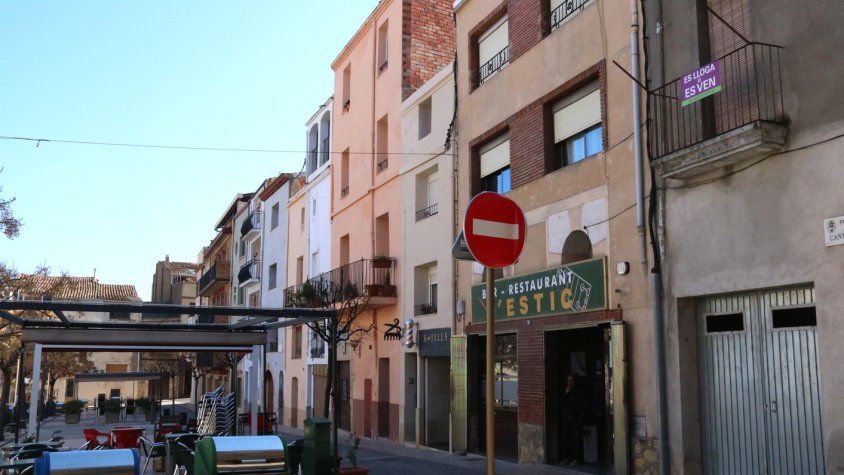 Imatge de 2018 d'una casa amb un cartell de lloguer i/o venda a l'Espluga de Francolí