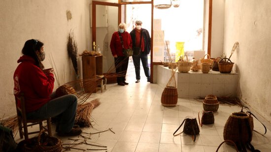 L'Espluga retorna la vida als locals comercials tancats amb mostres d'artesania i artístiques efímeres
