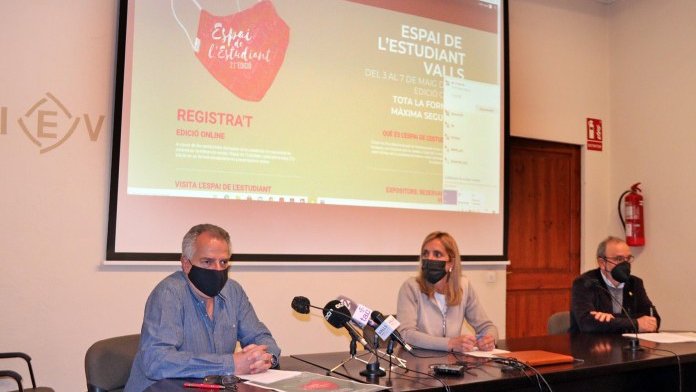 Francesc X. Domingo, gerent del Consorci Prouniversitari de l’Alt Camp, acompanyat de l’alcaldessa Dolors Farré i Jordi Cartanyà, diputat delegat de centres d’ensenyament a la Diputació de Tarragona, durant la presentació de la 21 edició del certamen. .
