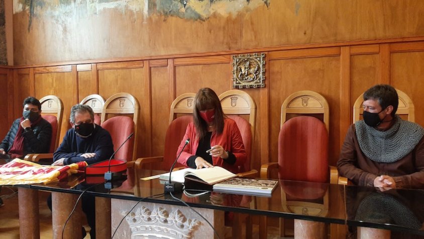 Laura Borràs signant en el Llibre d'Honor de l'Ajuntament
