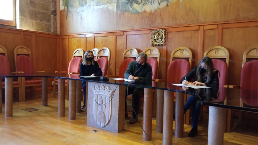 Un moment de la signatura del conveni entre les parts