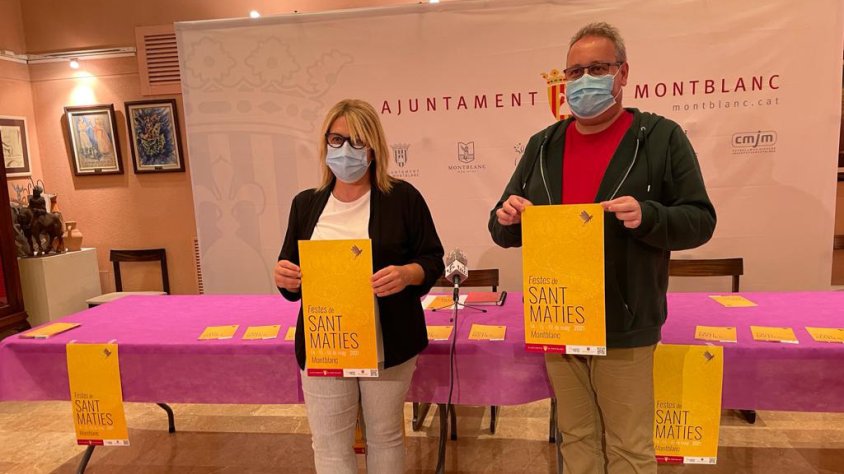 Els protagonistes de la presentació amb el cartell
