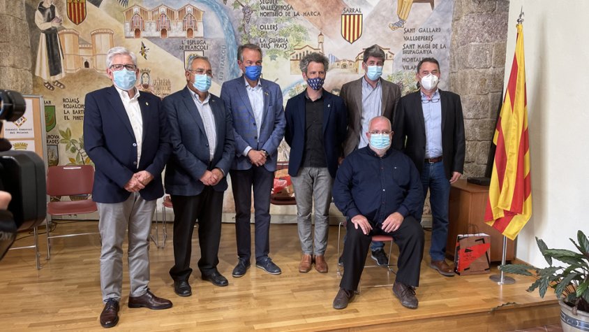 Imatge unitària dels set presidents de consells comarcals signants del manifest