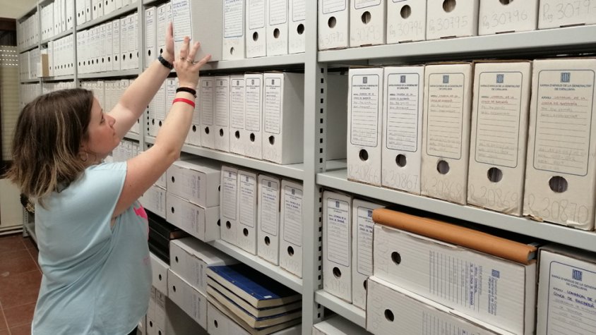 Sònia Gual al dipòsit amb la documentació de la cooperativa ja instal·lada
