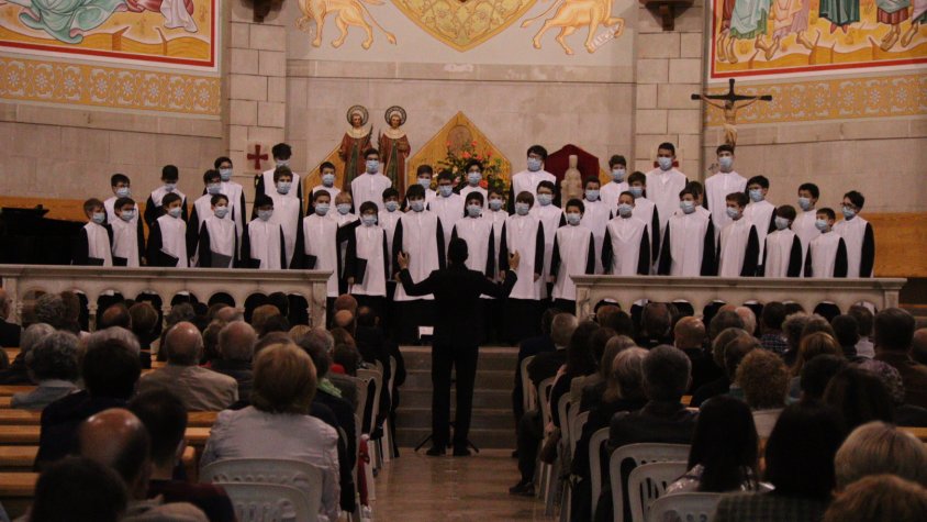 El cant de l'Escolania de Montserrat omple l'església de Sarral