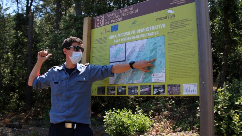 El sotsinspector de la unitat GRAF de la regió de Tarragona, Jordi Castellví, explicant en quines zones s'han establert els punts de seguretat i estratègics a les muntanyes de Prades