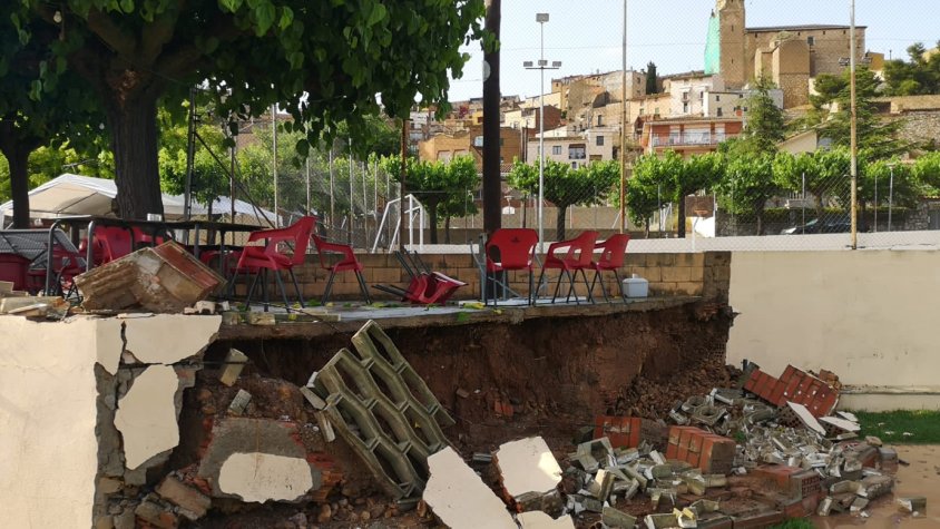 L'aigua s'emporta els murs de la piscina i la pista poliesportiva a Barberà