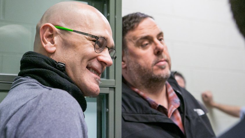L'exconseller Raül Romeva i l'exvicepresident de la Generalitat Oriol Junqueras durant el seu trasllat a Madrid pel judici de l'1-O l'1 de febrer de 2019