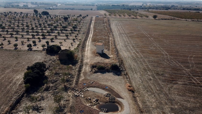 Pla aèri on es pot veure una caseta per a ocells i una bassa per a àmfibis, a la ZEPA dels secans de Preixana-Belianes, a l'entorn del canal Segarra-Garrigues