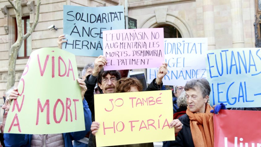 Persones concentrades per demanar que es legalitzi l'eutanàsia i per traslladar la solidaritat a Ángel Hernández, davant el Palau de Justícia, el 5 d'abril del 2019