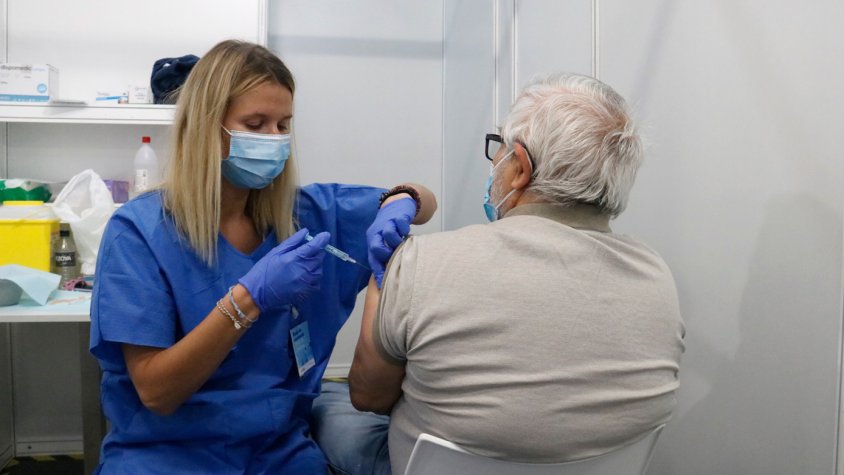 La nova campanya de vacunació contra la grip aconsella reforçar-la alhora amb un recordatori contra la Covid-19