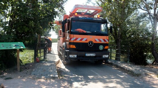 Camió que retira el vessament d'hidrocarburs al pantà d'Utxesa