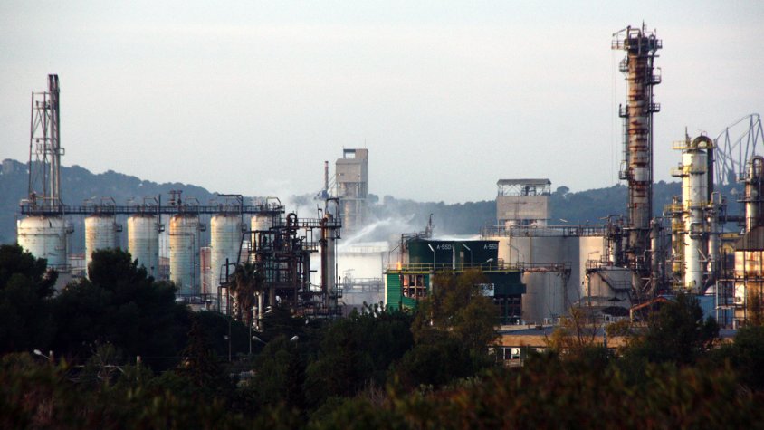 Pla obert de la planta d'IQOXE a la Canonja, al Tarragonès, amb els raigs d'aigua dels Bombers remullant la zona de l'explosió. Imatge del 15 de gener del 2020