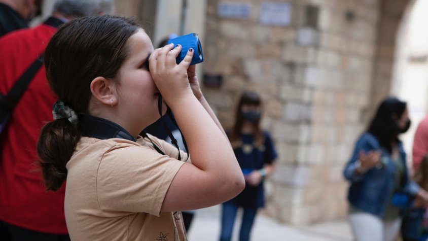 Per a propiciar l’experimentació i la descoberta per part del visitant tots disposaran d’una eina que facilita l’observació: uns binocles.
