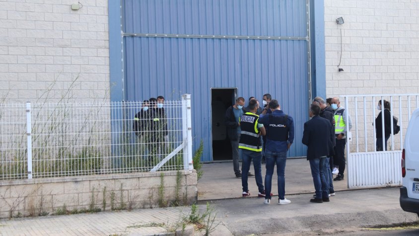 Pla general de l'entrada de la nau industrial del carrer dels Flequers de Reus en la qual els cossos policials han entrat en el marc de l'operatiu contra el tràfic de marihuana