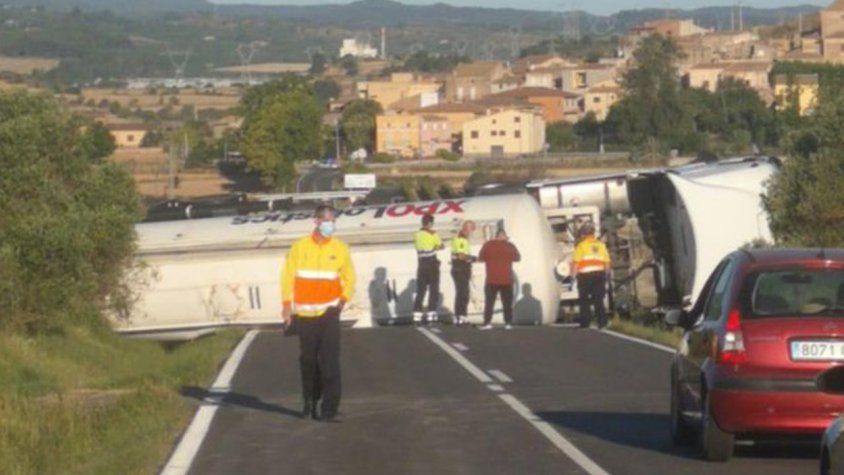 Imatge del camió bolcat