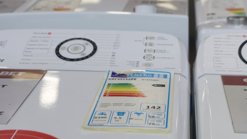 Pla tancat del certificat energètic d'una rentadora a una botiga d'electrodomèstics Calbet.