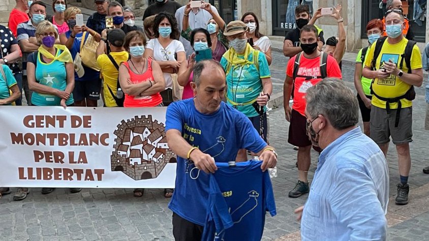 Jordi Turull acompanyat de l'alcalde de Montblanc, a la plaça Major
