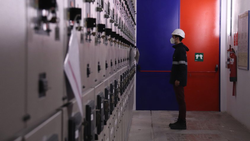 Pla obert d'un treballador a la subestació de Mata del Poble-sec que gestiona Endesa, el 20 d'abril del 2021