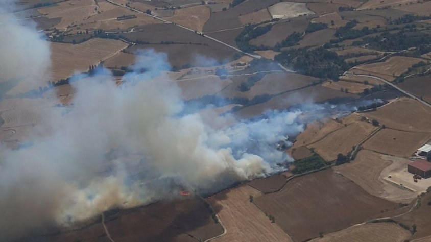 Més d'una trentena de dotacions dels Bombers treballen en l'extinció d'un incendi a Santa Coloma de Queralt 