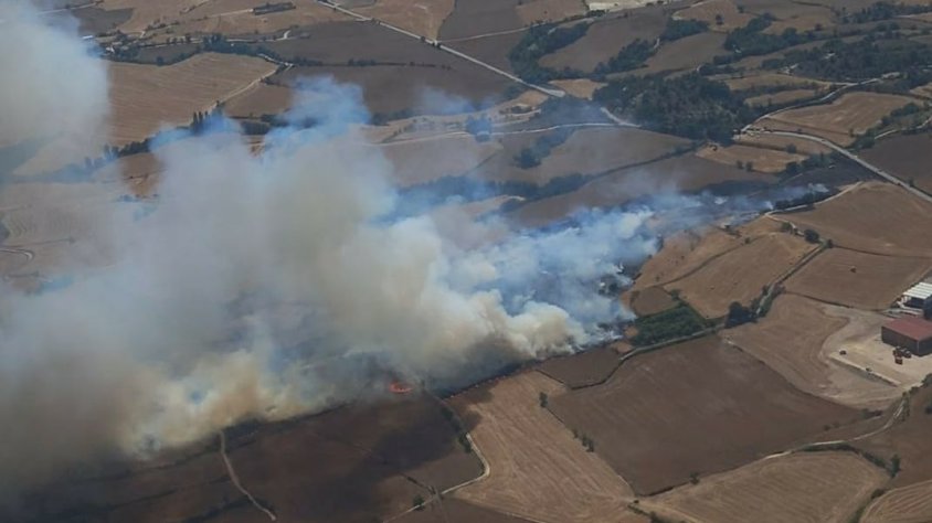 L'incendi de Santa Coloma de Queralt afecta unes 110 hectàrees i obliga a confinar un nucli de les Piles