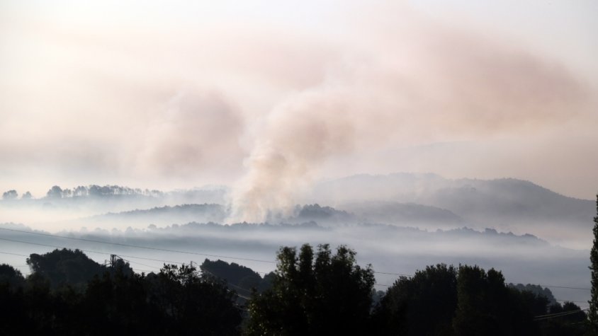 La inestabilitat del perímetre de l'incendi de la Conca de Barberà i l'Anoia preocupa els Bombers 