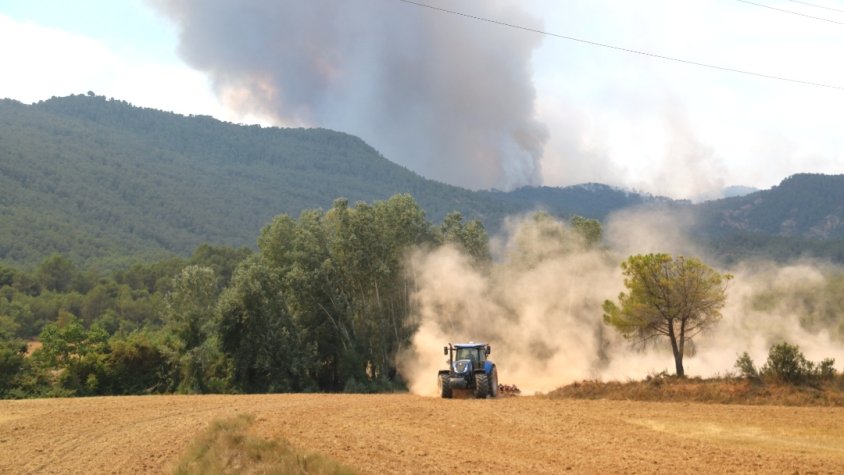 "Situació crítica" en l'incendi de la Conca de Barberà i l'Anoia que segueix actiu 