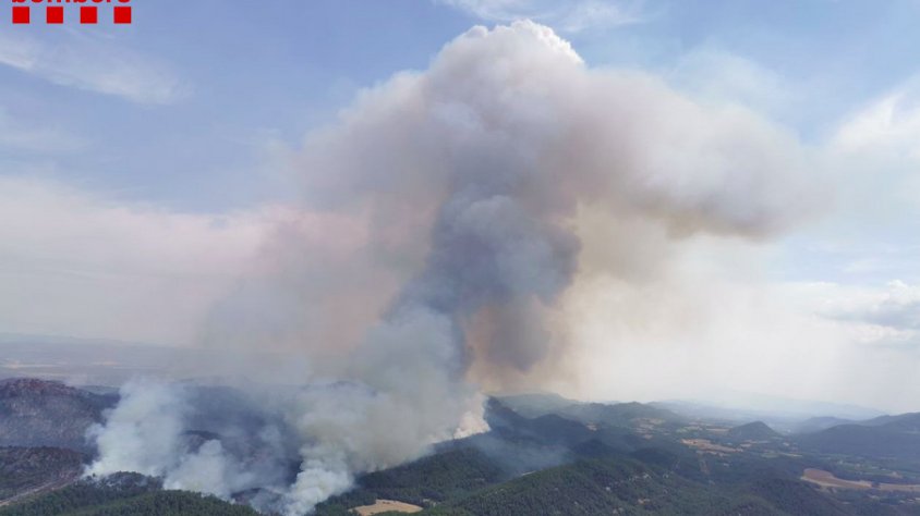 Els Bombers de la Generalitat treballen al cap i al flanc esquerre de l'incendi de Santa Coloma de Queralt, que presenten foc d'alta intensitat