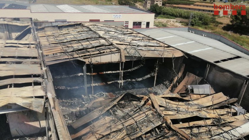 Deu dotacions dels Bombers continuen remullant les tres naus afectades per incendis a Montblanc