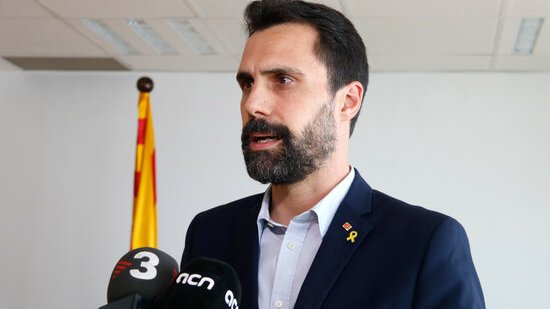 El conseller Roger Torrent anunciant la mesura