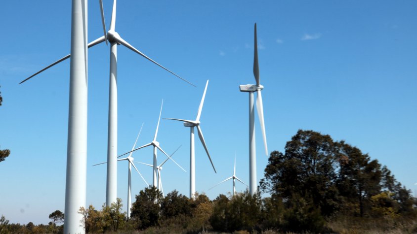 Pla obert del parc eòlic de la serra del Vilobí, entre els termes municipals de Tarrés i Fulleda