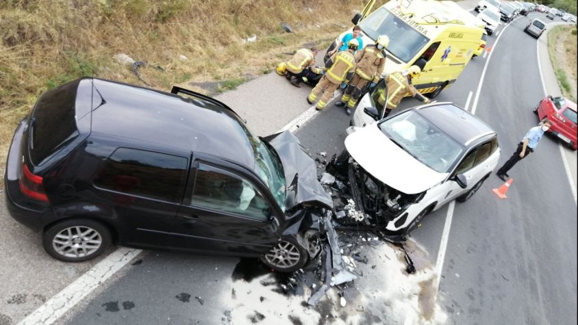 Topada frontal entre dos vehicles a la C-14