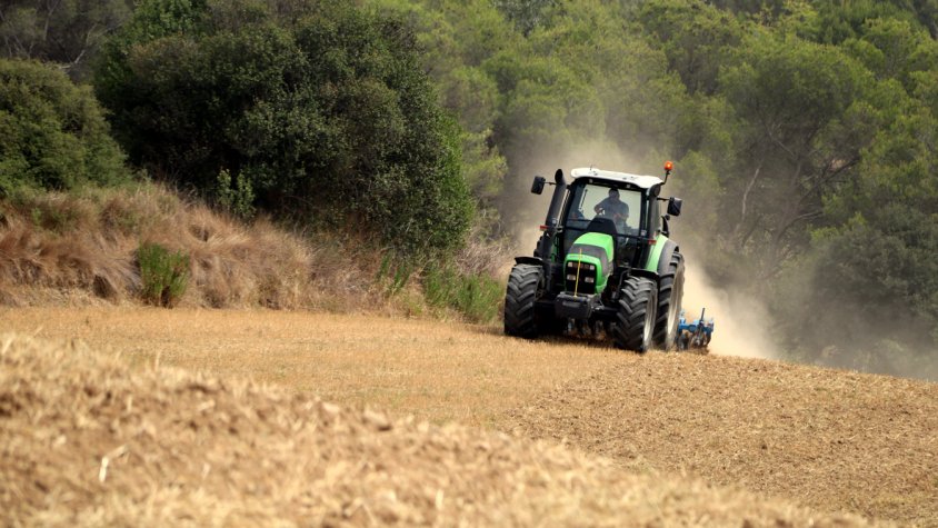 Plano general d'un tractor rostollant un camp