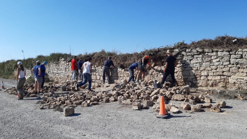 Un moment dels treballs al mur de pedra seca