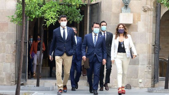 El president del Govern, Pere Aragonès, acompanyat del vicepresident, Jordi Puigneró, i la consellera de Presidència, Laura Vilagrà, dirigint-se a la reunió del consell executiu d'avui dia 7