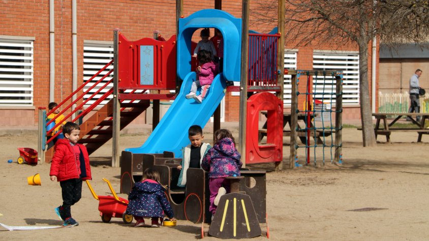 Només el 14% dels alumnes de secundària i el 35% dels de primària parlen català al pati